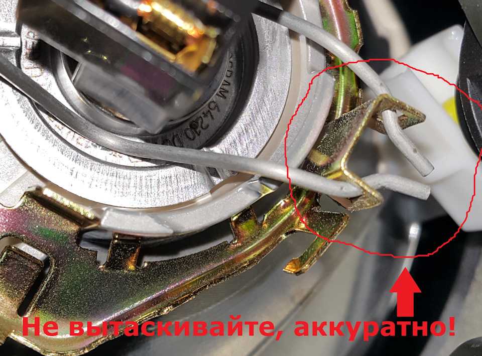 Калина 2 замена лампы ближнего света левая: Замена ламп ближнего и ...