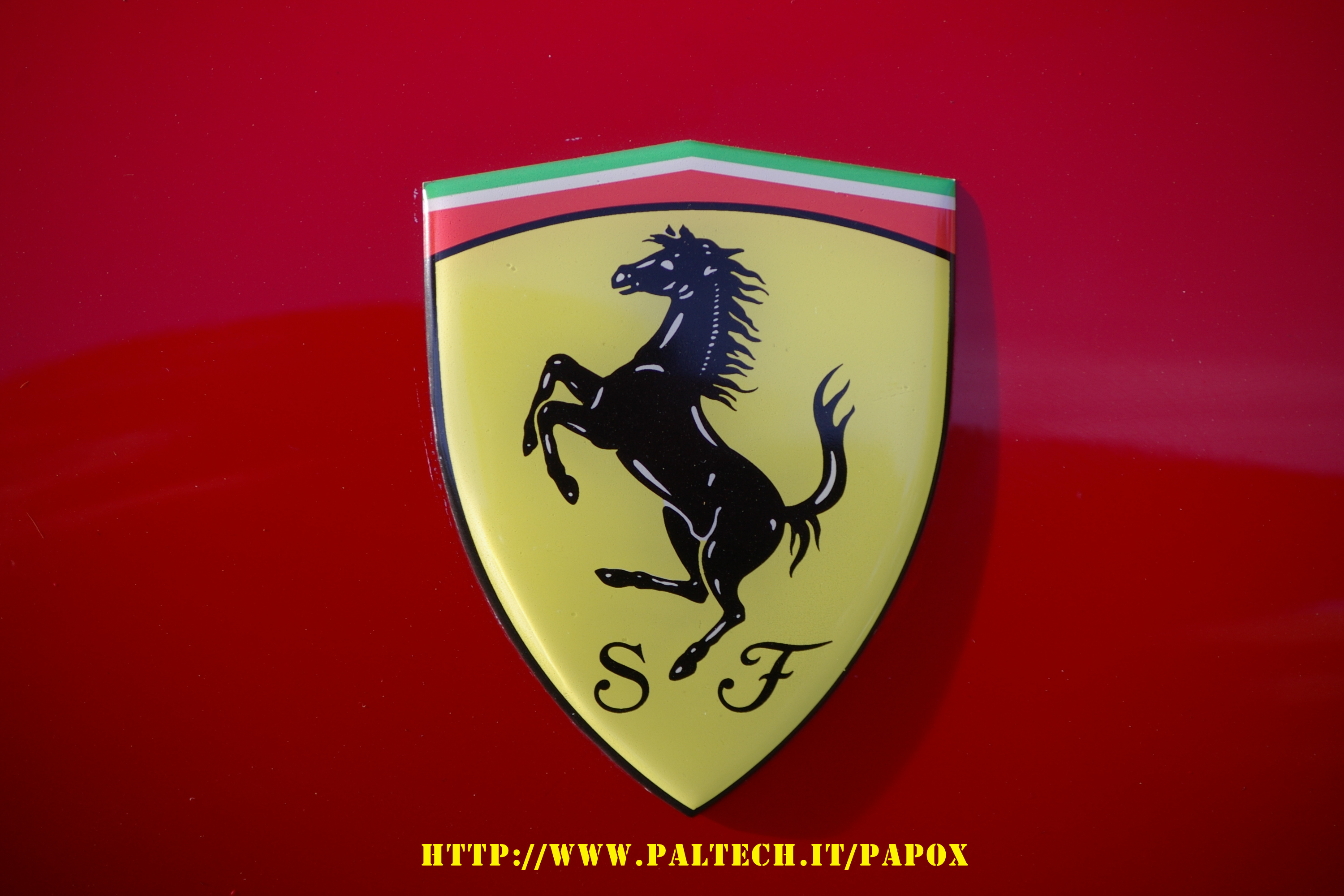 Эмблема лошадь на машине марка машины фото