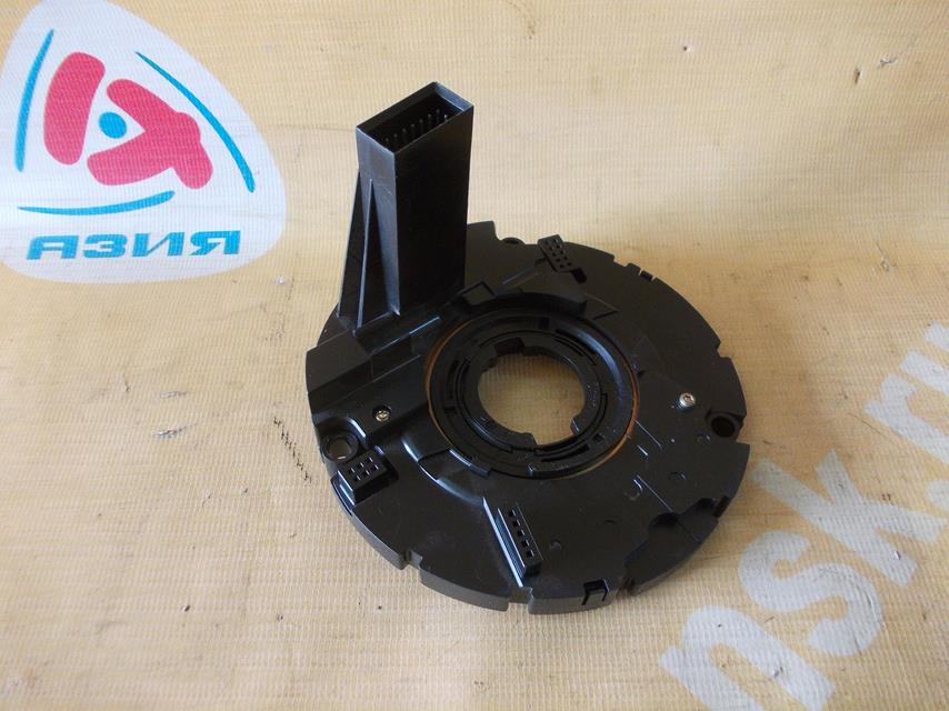 Угол поворота руля: При повороте руля колеса поворачиваются на разный ...