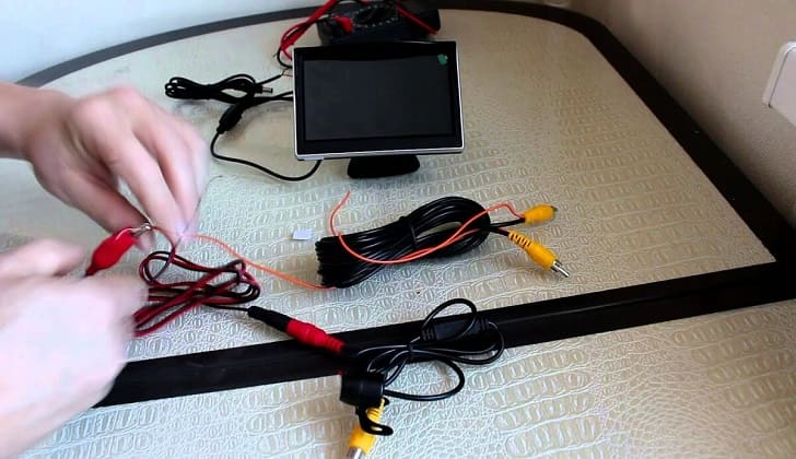 Монтаж камеры заднего вида