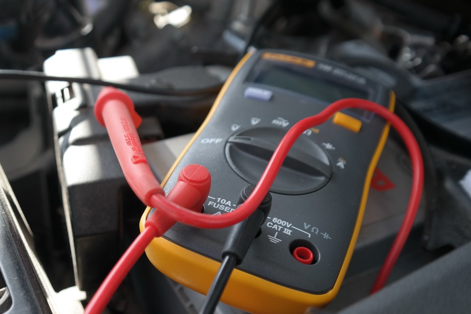 Как проверить уровень заряда аккумулятора автомобиля: Как проверить .