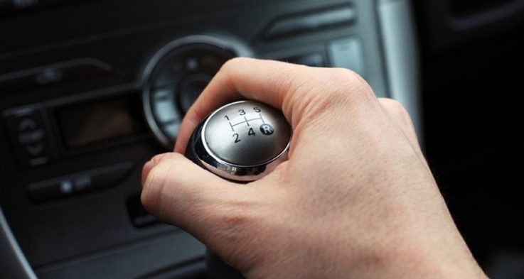 Постоянное удерживание руки на рычаге