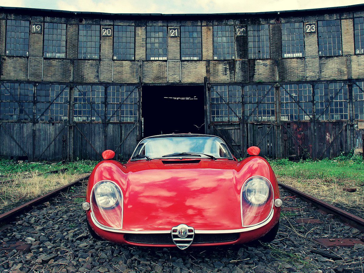 Кроме машин. Автомобиль Альфа Ромео 33 Stradale. Alfa Romeo Старая. Старинные Альфа Ромео. Альфа Ромео старенькая.