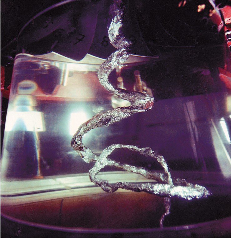 Ядро закрученного потока в модели диффузора гидротурбины – пример внутреннего вихревого потока. Поток входит в прозрачный диффузор в верхней части и выходит в нижней части. Ядро завихрения визуализируется пузырьками растворенного в воде воздуха. Ядро деформируется и приобретает форму спирали в результате изменения давления в потоке в аксиальном и радиальном направлениях – типичная картина разрушения спиралевидного вихря. Фотография предоставлена Институтом гидравлических машин и механики жидкости Федеральной Политехнической школы в Лозанне (Швейцария)