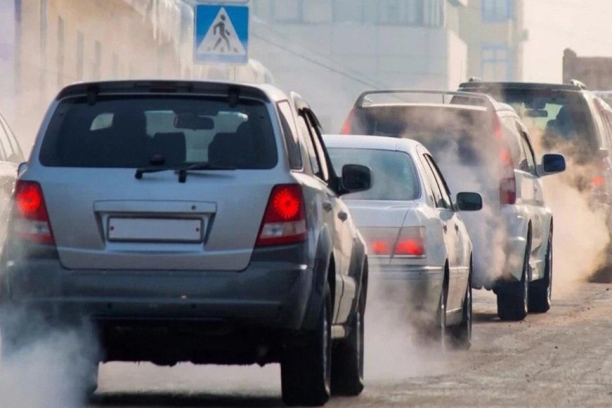 Сильно идут газы. Автомобильные выхлопы. Машина с выхлопными газами. Загрязнение воздуха автотранспортом. Загрязнение атмосферы автотранспортом.