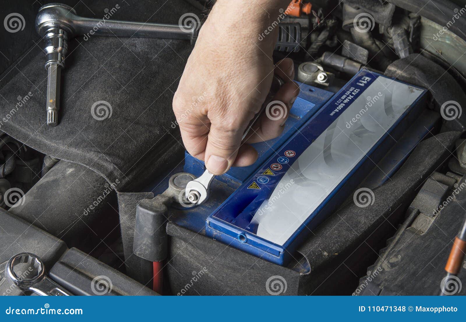 Когда менять аккумулятор автомобиля: Как определить, что аккумулятор в ...