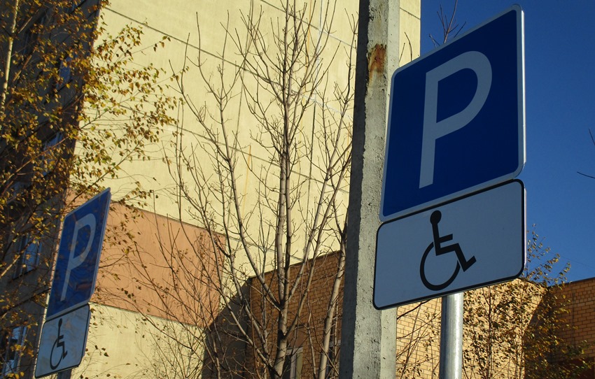 Знак парковка для инвалидов. Табличка парковка для инвалидов зона действия. Знак парковка для инвалидов зона действия знака. Стоянка разрешена для инвалидов знак. Установка знака парковка для инвалидов